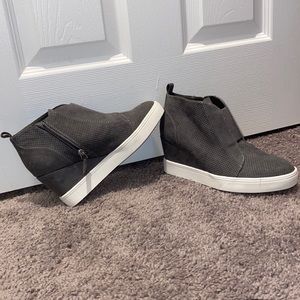 Brand: Mia. size : 8. Color : gray.